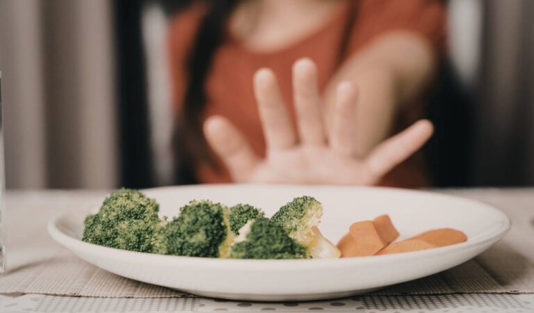 Criança recusando comida.